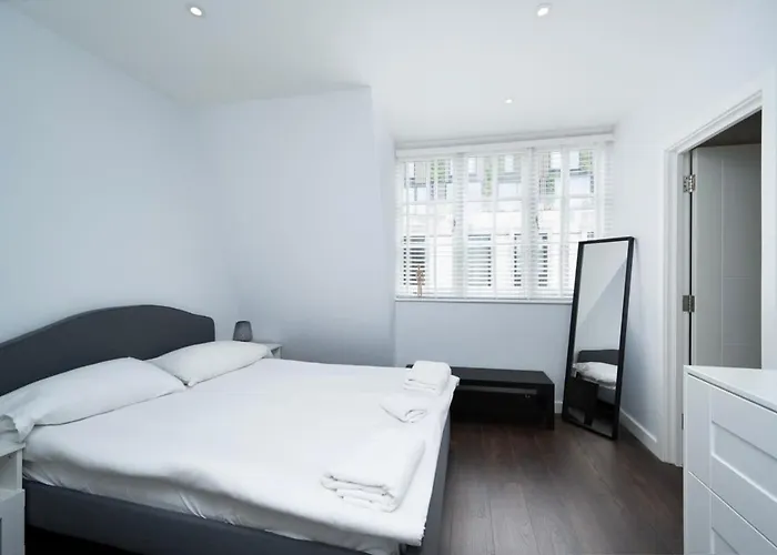 Stylish 3Br Flat In The Heart Of Soho London