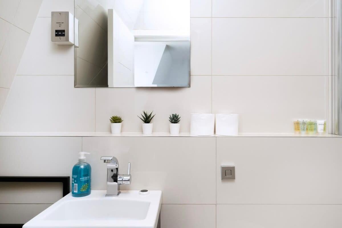 Stylish 3br Flat In The Heart Of Soho Apartment *